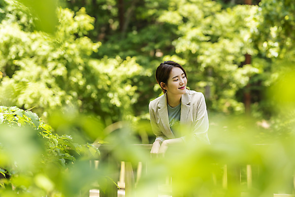 포토 JPG 주간 나무 여자 딸 여행 휴가 휴식 산 한명 서기 미소 사람 상반신 20대 야외 앞모습 아웃포커스 기댐 봄 한국인 숲 경기도 양평 성인여자한명만 용문산 국내포토 자연요소 식물 1 계절 뷰포인트 컨셉 가족 모션 한국 촬영기법 표정 동양인 청년 여자한명만 성인여자만 파일형식