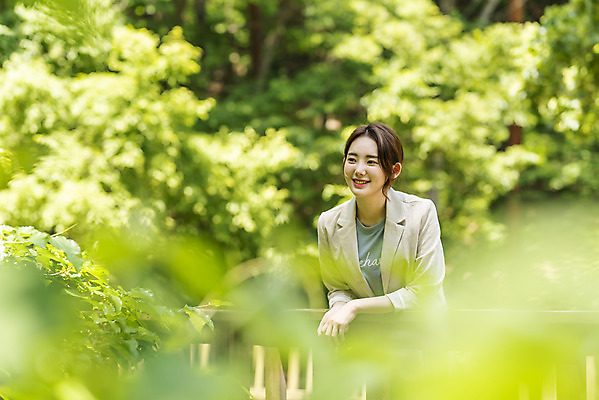 포토 JPG 주간 나무 여자 딸 여행 휴가 휴식 산 한명 서기 미소 사람 상반신 20대 야외 앞모습 아웃포커스 기댐 봄 한국인 숲 경기도 양평 성인여자한명만 용문산 국내포토 자연요소 식물 1 계절 뷰포인트 컨셉 가족 모션 한국 촬영기법 표정 동양인 청년 여자한명만 성인여자만 파일형식