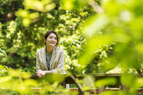 포토 JPG 주간 나무 여자 딸 여행 휴가 휴식 산 한명 서기 미소 사람 상반신 20대 야외 앞모습 아웃포커스 기댐 봄 한국인 숲 경기도 양평 성인여자한명만 용문산 국내포토 자연요소 식물 1 계절 뷰포인트 컨셉 가족 모션 한국 촬영기법 표정 동양인 청년 여자한명만 성인여자만 파일형식