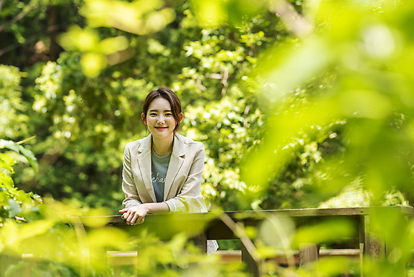 포토 JPG 주간 나무 여자 딸 여행 데이트 가족 휴가 휴식 산 한명 서기 미소 사람 상반신 20대 청년 야외 앞모습 아웃포커스 관광지 기댐 봄 한국인 숲 힐링 경기도 양평 성인여자한명만 용문산 국내포토 자연요소 식물 1 계절 뷰포인트 컨셉 관계 모션 한국 촬영기법 표정 동양인 성인 여자한명만 성인여자만 파일형식