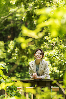 포토 JPG 주간 나무 여자 딸 여행 데이트 가족 휴가 휴식 산 한명 서기 미소 사람 상반신 20대 청년 야외 앞모습 아웃포커스 관광지 기댐 봄 한국인 숲 힐링 경기도 양평 성인여자한명만 용문산 국내포토 자연요소 식물 1 계절 뷰포인트 컨셉 관계 모션 한국 촬영기법 표정 동양인 성인 여자한명만 성인여자만 파일형식