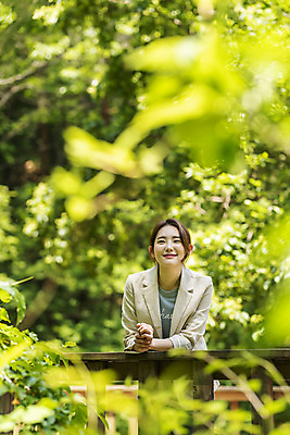 포토 JPG 주간 나무 여자 딸 여행 데이트 가족 휴가 휴식 산 한명 서기 미소 사람 상반신 20대 청년 야외 앞모습 아웃포커스 관광지 기댐 봄 한국인 숲 힐링 경기도 양평 성인여자한명만 용문산 국내포토 자연요소 식물 1 계절 뷰포인트 컨셉 관계 모션 한국 촬영기법 표정 동양인 성인 여자한명만 성인여자만 파일형식