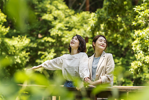 포토 JPG 주간 나무 여자 딸 행복 40대 중년 여행 데이트 가족 모녀 엄마 휴가 휴식 산 서기 사람 상반신 20대 청년 야외 두명 앞모습 아웃포커스 관광지 기댐 봄 한국인 자녀 숲 즐거움 힐링 효도 경기도 효도관광 양평 여자만 용문산 국내포토 자연요소 식물 계절 감정 뷰포인트 컨셉 관계 모션 한국 촬영기법 동양인 성인 파일형식