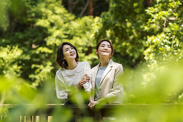 포토 JPG 주간 나무 여자 딸 행복 40대 중년 여행 데이트 가족 모녀 엄마 휴가 휴식 산 서기 사람 상반신 20대 청년 야외 두명 앞모습 아웃포커스 관광지 기댐 봄 한국인 자녀 숲 즐거움 힐링 효도 경기도 효도관광 양평 여자만 용문산 국내포토 자연요소 식물 계절 감정 뷰포인트 컨셉 관계 모션 한국 촬영기법 동양인 성인 파일형식