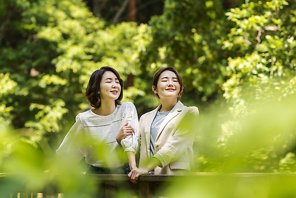 포토 JPG 주간 나무 여자 딸 행복 40대 중년 여행 데이트 가족 모녀 엄마 휴가 휴식 산 서기 사람 상반신 20대 청년 야외 두명 앞모습 아웃포커스 관광지 기댐 봄 한국인 자녀 숲 즐거움 힐링 효도 경기도 효도관광 양평 여자만 용문산 국내포토 자연요소 식물 계절 감정 뷰포인트 컨셉 관계 모션 한국 촬영기법 동양인 성인 파일형식