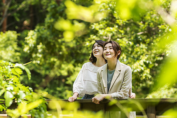 포토 JPG 주간 나무 여자 딸 행복 40대 중년 여행 데이트 가족 모녀 엄마 휴가 휴식 산 서기 사람 상반신 20대 청년 야외 두명 앞모습 아웃포커스 관광지 기댐 봄 한국인 자녀 숲 즐거움 힐링 효도 경기도 효도관광 양평 여자만 용문산 국내포토 자연요소 식물 계절 감정 뷰포인트 컨셉 관계 모션 한국 촬영기법 동양인 성인 파일형식