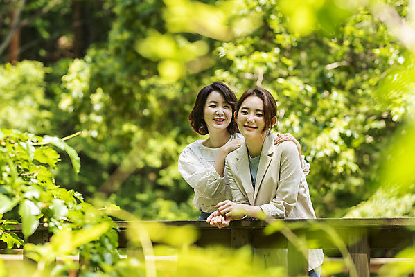 포토 JPG 주간 나무 여자 딸 행복 40대 중년 여행 데이트 가족 모녀 엄마 휴가 휴식 산 서기 사람 상반신 20대 청년 야외 두명 앞모습 아웃포커스 관광지 기댐 봄 한국인 자녀 숲 즐거움 힐링 효도 경기도 효도관광 양평 여자만 용문산 국내포토 자연요소 식물 계절 감정 뷰포인트 컨셉 관계 모션 한국 촬영기법 동양인 성인 파일형식