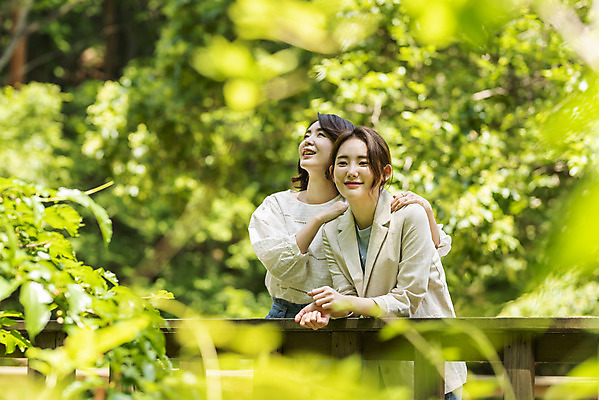 포토 JPG 주간 나무 여자 딸 행복 40대 중년 여행 데이트 가족 모녀 엄마 휴가 휴식 산 서기 사람 상반신 20대 청년 야외 두명 앞모습 아웃포커스 관광지 기댐 봄 한국인 자녀 숲 즐거움 힐링 효도 경기도 효도관광 양평 여자만 용문산 국내포토 자연요소 식물 계절 감정 뷰포인트 컨셉 관계 모션 한국 촬영기법 동양인 성인 파일형식