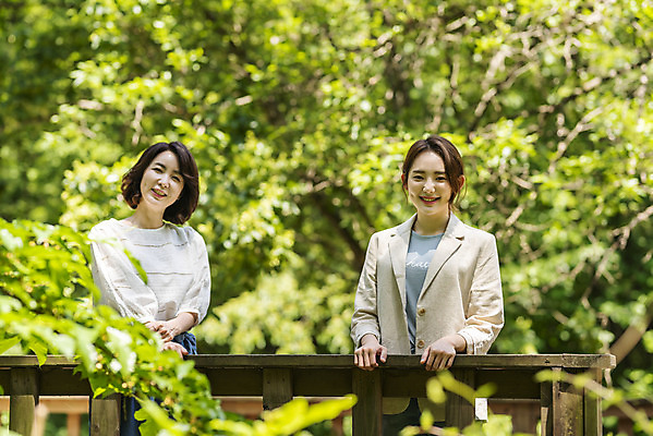 포토 JPG 주간 나무 여자 딸 행복 40대 중년 여행 데이트 가족 모녀 엄마 휴가 휴식 산 서기 사람 상반신 20대 청년 야외 두명 앞모습 관광지 기댐 봄 한국인 자녀 숲 즐거움 힐링 효도 경기도 효도관광 양평 여자만 용문산 국내포토 자연요소 식물 계절 감정 뷰포인트 컨셉 관계 모션 한국 동양인 성인 파일형식