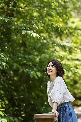 포토 JPG 주간 나무 응시 여자 40대 중년 여행 엄마 휴가 휴식 산 한명 서기 미소 사람 상반신 야외 옆모습 관광지 기댐 봄 한국인 경기도 양평 중년여자한명만 용문산 국내포토 자연요소 식물 1 시선 계절 뷰포인트 컨셉 가족 모션 한국 표정 동양인 성인 여자한명만 중년여자만 파일형식