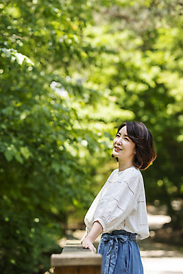 포토 JPG 주간 나무 응시 여자 40대 중년 여행 엄마 휴가 휴식 산 한명 서기 미소 사람 상반신 야외 옆모습 관광지 기댐 봄 한국인 경기도 양평 중년여자한명만 용문산 국내포토 자연요소 식물 1 시선 계절 뷰포인트 컨셉 가족 모션 한국 표정 동양인 성인 여자한명만 중년여자만 파일형식