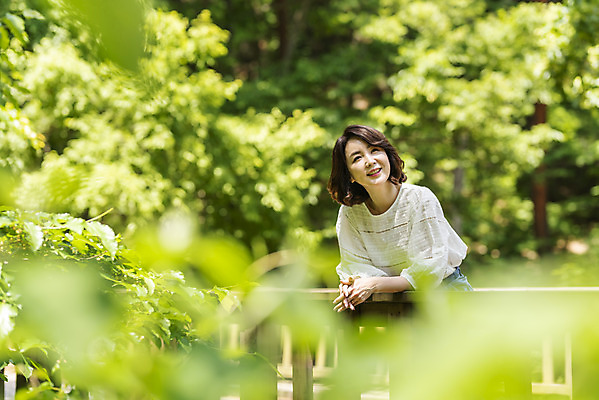 포토 JPG 주간 나무 응시 여자 40대 중년 여행 엄마 휴가 휴식 산 한명 서기 미소 사람 상반신 야외 앞모습 아웃포커스 관광지 기댐 봄 한국인 경기도 양평 중년여자한명만 용문산 국내포토 자연요소 식물 1 시선 계절 뷰포인트 컨셉 가족 모션 한국 촬영기법 표정 동양인 성인 여자한명만 중년여자만 파일형식
