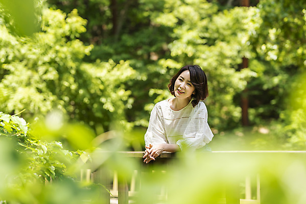 포토 JPG 주간 나무 응시 여자 40대 중년 여행 엄마 휴가 휴식 산 한명 서기 미소 사람 상반신 야외 앞모습 아웃포커스 관광지 기댐 봄 한국인 경기도 양평 중년여자한명만 용문산 국내포토 자연요소 식물 1 시선 계절 뷰포인트 컨셉 가족 모션 한국 촬영기법 표정 동양인 성인 여자한명만 중년여자만 파일형식