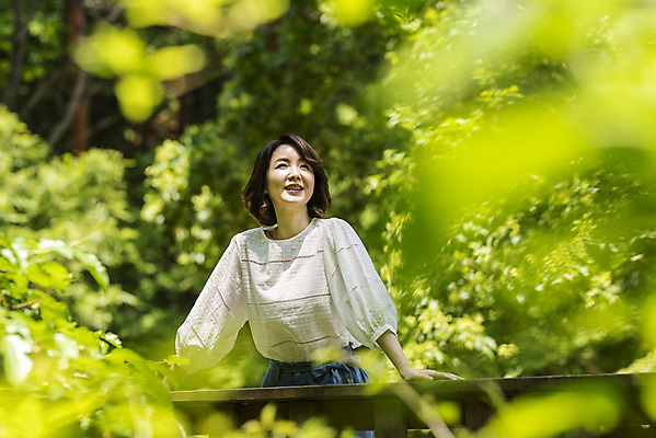 포토 JPG 주간 나무 응시 여자 40대 중년 여행 엄마 휴가 휴식 산 한명 서기 미소 사람 상반신 야외 앞모습 아웃포커스 관광지 기댐 봄 한국인 경기도 양평 중년여자한명만 용문산 국내포토 자연요소 식물 1 시선 계절 뷰포인트 컨셉 가족 모션 한국 촬영기법 표정 동양인 성인 여자한명만 중년여자만 파일형식