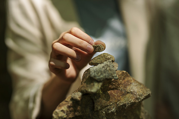 포토 JPG 주간 손 여자 들기 사람 근접촬영 20대 야외 아웃포커스 신체부위 쌓기 희망 돌_바위 행운 석탑 소원 소원탑 탑쌓기 국내포토 자연요소 감정 뷰포인트 컨셉 모션 촬영기법 청년 탑 파일형식