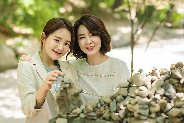 포토 JPG 주간 나무 응시 여자 딸 행복 40대 중년 여행 데이트 가족 모녀 엄마 휴가 휴식 산 돌담 서기 들기 사람 상반신 20대 청년 야외 두명 앞모습 관광지 쌓기 희망 봄 한국인 돌 자녀 석탑 숲 즐거움 힐링 효도 경기도 효도관광 양평 여자만 용문산 국내포토 자연요소 식물 시선 계절 감정 뷰포인트 컨셉 관계 모션 한국 동양인 성인 담장 탑 돌_바위 파일형식