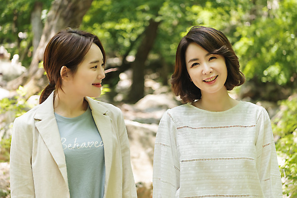 포토 JPG 주간 나무 응시 여자 딸 행복 40대 중년 여행 데이트 가족 모녀 엄마 휴가 휴식 산 서기 사람 상반신 20대 청년 야외 두명 앞모습 관광지 마주보기 봄 한국인 자녀 숲 즐거움 힐링 효도 경기도 효도관광 양평 여자만 용문산 국내포토 자연요소 식물 시선 계절 감정 뷰포인트 컨셉 관계 모션 한국 동양인 성인 파일형식