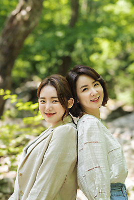 포토 JPG 주간 나무 여자 딸 행복 40대 중년 여행 데이트 가족 모녀 엄마 휴가 휴식 산 서기 미소 사람 상반신 20대 청년 야외 두명 옆모습 관광지 봄 한국인 자녀 숲 즐거움 힐링 효도 경기도 효도관광 양평 여자만 용문산 국내포토 자연요소 식물 계절 감정 뷰포인트 컨셉 관계 모션 한국 표정 동양인 성인 파일형식