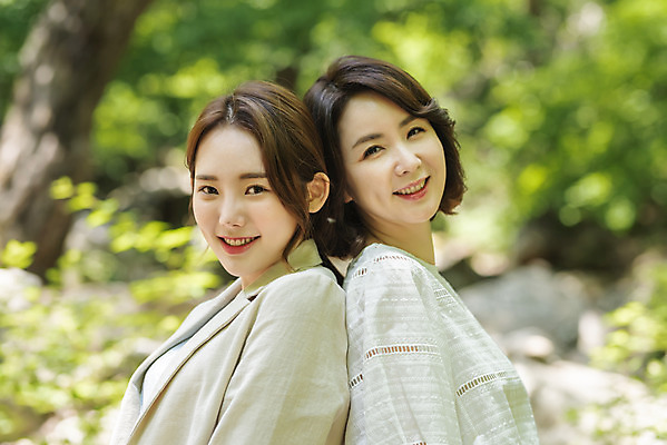 포토 JPG 주간 나무 여자 딸 행복 40대 중년 여행 데이트 가족 모녀 엄마 휴가 휴식 산 서기 미소 사람 상반신 20대 청년 야외 두명 옆모습 관광지 봄 한국인 자녀 숲 즐거움 힐링 효도 경기도 효도관광 양평 여자만 용문산 국내포토 자연요소 식물 계절 감정 뷰포인트 컨셉 관계 모션 한국 표정 동양인 성인 파일형식