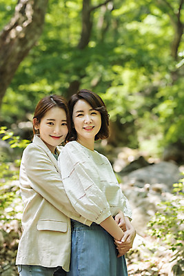 포토 JPG 주간 나무 여자 딸 행복 40대 중년 여행 데이트 가족 안기 모녀 엄마 휴가 휴식 산 사랑 가족애 서기 미소 사람 상반신 20대 청년 야외 두명 옆모습 관광지 봄 한국인 자녀 숲 즐거움 힐링 백허그 효도 경기도 효도관광 양평 여자만 용문산 국내포토 자연요소 식물 계절 감정 뷰포인트 컨셉 관계 모션 포옹 한국 표정 동양인 성인 파일형식