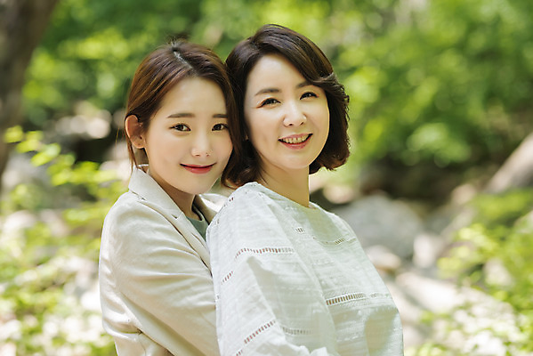 포토 JPG 주간 나무 여자 딸 행복 40대 중년 여행 데이트 가족 안기 모녀 엄마 휴가 휴식 산 사랑 가족애 서기 미소 사람 상반신 20대 청년 야외 두명 옆모습 관광지 봄 한국인 자녀 숲 즐거움 힐링 백허그 효도 경기도 효도관광 양평 여자만 용문산 국내포토 자연요소 식물 계절 감정 뷰포인트 컨셉 관계 모션 포옹 한국 표정 동양인 성인 파일형식