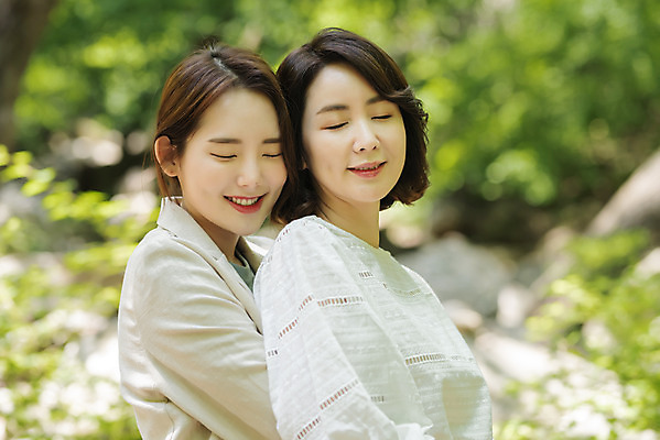 포토 JPG 주간 나무 여자 딸 행복 40대 중년 여행 데이트 가족 안기 모녀 엄마 휴가 휴식 산 사랑 가족애 서기 미소 사람 상반신 20대 청년 야외 두명 옆모습 관광지 봄 한국인 자녀 숲 즐거움 힐링 백허그 효도 경기도 효도관광 양평 여자만 용문산 국내포토 자연요소 식물 계절 감정 뷰포인트 컨셉 관계 모션 포옹 한국 표정 동양인 성인 파일형식