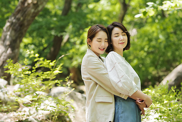 포토 JPG 주간 나무 여자 딸 행복 40대 중년 여행 데이트 가족 안기 모녀 엄마 휴가 휴식 산 사랑 가족애 서기 미소 사람 상반신 20대 청년 야외 두명 옆모습 관광지 봄 한국인 자녀 숲 즐거움 힐링 백허그 효도 경기도 효도관광 양평 여자만 용문산 국내포토 자연요소 식물 계절 감정 뷰포인트 컨셉 관계 모션 포옹 한국 표정 동양인 성인 파일형식