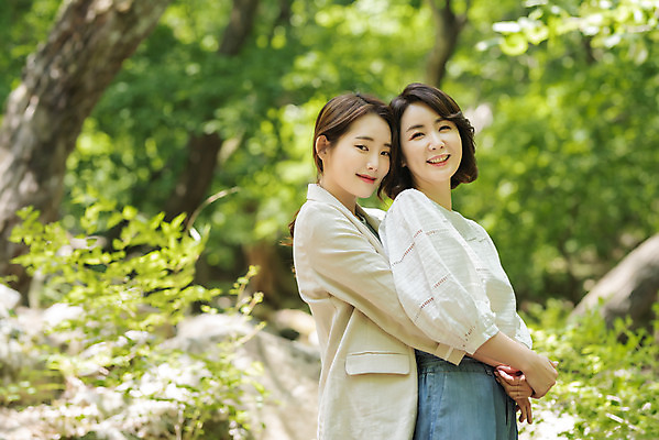 포토 JPG 주간 나무 여자 딸 행복 40대 중년 여행 데이트 가족 안기 모녀 엄마 휴가 휴식 산 사랑 가족애 서기 미소 사람 상반신 20대 청년 야외 두명 옆모습 관광지 봄 한국인 자녀 숲 즐거움 힐링 백허그 효도 경기도 효도관광 양평 여자만 용문산 국내포토 자연요소 식물 계절 감정 뷰포인트 컨셉 관계 모션 포옹 한국 표정 동양인 성인 파일형식