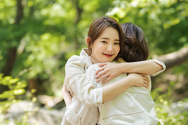 포토 JPG 주간 나무 여자 딸 행복 40대 중년 여행 데이트 가족 안기 포옹 모녀 엄마 휴가 휴식 산 사랑 가족애 서기 미소 사람 상반신 20대 청년 야외 두명 앞모습 뒷모습 관광지 봄 한국인 자녀 숲 즐거움 힐링 효도 경기도 효도관광 양평 여자만 용문산 국내포토 자연요소 식물 계절 감정 뷰포인트 컨셉 관계 모션 한국 표정 동양인 성인 파일형식