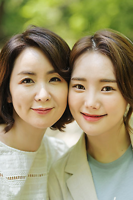 포토 JPG 주간 나무 여자 딸 행복 얼굴 40대 중년 여행 데이트 가족 모녀 엄마 휴가 휴식 산 미소 사람 근접촬영 20대 청년 야외 두명 관광지 봄 한국인 자녀 숲 즐거움 힐링 효도 경기도 효도관광 양평 여자만 얼굴맞대기 용문산 국내포토 자연요소 식물 계절 감정 뷰포인트 컨셉 관계 모션 한국 표정 동양인 성인 신체부위 파일형식