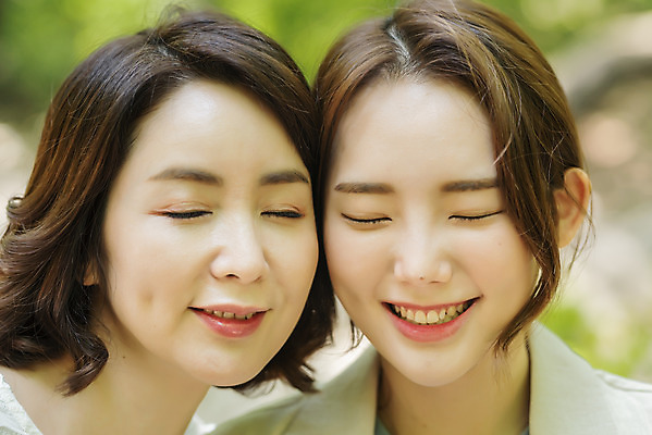 포토 JPG 주간 나무 여자 딸 행복 얼굴 40대 중년 여행 데이트 가족 모녀 엄마 휴가 휴식 산 미소 사람 근접촬영 20대 청년 야외 두명 관광지 봄 한국인 자녀 숲 즐거움 힐링 효도 경기도 효도관광 양평 여자만 얼굴맞대기 용문산 국내포토 자연요소 식물 계절 감정 뷰포인트 컨셉 관계 모션 한국 표정 동양인 성인 신체부위 파일형식