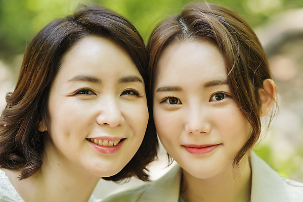 포토 JPG 주간 나무 여자 딸 행복 얼굴 40대 중년 여행 데이트 가족 모녀 엄마 휴가 휴식 산 미소 사람 근접촬영 20대 청년 야외 두명 관광지 봄 한국인 자녀 숲 즐거움 힐링 효도 경기도 효도관광 양평 여자만 얼굴맞대기 용문산 국내포토 자연요소 식물 계절 감정 뷰포인트 컨셉 관계 모션 한국 표정 동양인 성인 신체부위 파일형식