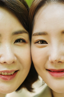 포토 JPG 주간 나무 여자 딸 행복 얼굴 40대 중년 여행 데이트 가족 모녀 엄마 휴가 휴식 산 미소 사람 근접촬영 20대 청년 야외 두명 관광지 봄 한국인 자녀 숲 즐거움 힐링 효도 경기도 효도관광 양평 여자만 얼굴맞대기 용문산 국내포토 자연요소 식물 계절 감정 뷰포인트 컨셉 관계 모션 한국 표정 동양인 성인 신체부위 파일형식