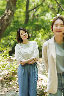 포토 JPG 주간 나무 응시 여자 딸 행복 40대 중년 여행 데이트 가족 모녀 엄마 휴가 휴식 산 서기 미소 사람 상반신 20대 청년 야외 두명 앞모습 아웃포커스 관광지 봄 한국인 자녀 숲 즐거움 힐링 효도 경기도 효도관광 양평 여자만 용문산 국내포토 자연요소 식물 시선 계절 감정 뷰포인트 컨셉 관계 모션 한국 촬영기법 표정 동양인 성인 파일형식