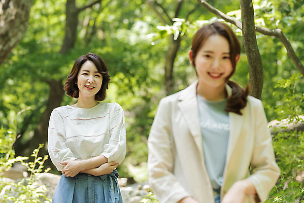 포토 JPG 주간 나무 여자 딸 행복 40대 중년 여행 데이트 가족 모녀 엄마 휴가 휴식 산 서기 미소 사람 상반신 20대 청년 야외 두명 앞모습 아웃포커스 관광지 봄 한국인 자녀 숲 즐거움 힐링 효도 경기도 효도관광 양평 여자만 용문산 국내포토 자연요소 식물 계절 감정 뷰포인트 컨셉 관계 모션 한국 촬영기법 표정 동양인 성인 파일형식