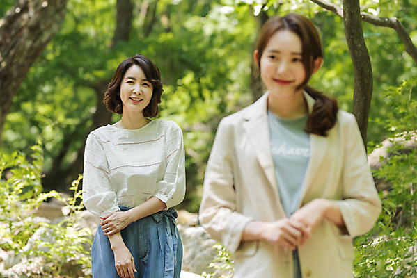 포토 JPG 주간 나무 여자 딸 행복 40대 중년 여행 데이트 가족 모녀 엄마 휴가 휴식 산 서기 미소 사람 상반신 20대 청년 야외 두명 앞모습 아웃포커스 관광지 봄 한국인 자녀 숲 즐거움 힐링 효도 경기도 효도관광 양평 여자만 용문산 국내포토 자연요소 식물 계절 감정 뷰포인트 컨셉 관계 모션 한국 촬영기법 표정 동양인 성인 파일형식