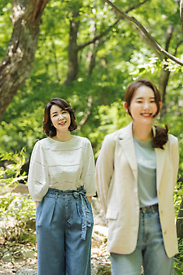 포토 JPG 주간 나무 여자 딸 행복 40대 중년 여행 데이트 가족 모녀 엄마 휴가 휴식 산 서기 미소 사람 상반신 20대 청년 야외 두명 앞모습 아웃포커스 관광지 봄 한국인 자녀 숲 즐거움 힐링 효도 경기도 효도관광 양평 여자만 용문산 국내포토 자연요소 식물 계절 감정 뷰포인트 컨셉 관계 모션 한국 촬영기법 표정 동양인 성인 파일형식