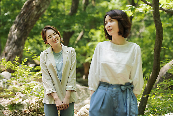 포토 JPG 주간 나무 응시 여자 딸 행복 40대 중년 여행 데이트 가족 모녀 엄마 휴가 휴식 산 서기 미소 사람 상반신 20대 청년 야외 두명 앞모습 관광지 봄 한국인 자녀 숲 즐거움 힐링 효도 경기도 효도관광 양평 여자만 용문산 국내포토 자연요소 식물 시선 계절 감정 뷰포인트 컨셉 관계 모션 한국 표정 동양인 성인 파일형식