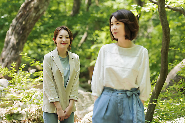 포토 JPG 주간 나무 응시 여자 딸 행복 40대 중년 여행 데이트 가족 모녀 엄마 휴가 휴식 산 서기 미소 사람 상반신 20대 청년 야외 두명 앞모습 아웃포커스 관광지 봄 한국인 자녀 숲 즐거움 힐링 효도 경기도 효도관광 양평 여자만 용문산 국내포토 자연요소 식물 시선 계절 감정 뷰포인트 컨셉 관계 모션 한국 촬영기법 표정 동양인 성인 파일형식