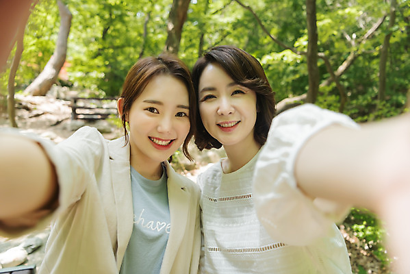 포토 JPG 주간 나무 여자 딸 행복 40대 중년 여행 데이트 가족 모녀 엄마 휴가 휴식 산 서기 미소 사람 상반신 20대 청년 야외 두명 앞모습 관광지 사진촬영 봄 한국인 자녀 숲 셀프카메라 즐거움 힐링 효도 경기도 효도관광 양평 여자만 용문산 국내포토 자연요소 식물 계절 감정 뷰포인트 컨셉 관계 모션 한국 표정 동양인 성인 촬영 파일형식
