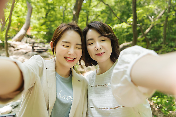 포토 JPG 주간 나무 여자 딸 행복 40대 중년 여행 데이트 가족 모녀 엄마 휴가 휴식 산 서기 미소 사람 상반신 20대 청년 야외 두명 앞모습 관광지 사진촬영 봄 한국인 자녀 숲 셀프카메라 즐거움 힐링 효도 경기도 효도관광 양평 여자만 용문산 국내포토 자연요소 식물 계절 감정 뷰포인트 컨셉 관계 모션 한국 표정 동양인 성인 촬영 파일형식