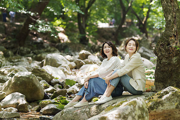 포토 JPG 주간 전신 나무 여자 딸 행복 40대 중년 여행 데이트 가족 모녀 엄마 휴가 휴식 산 미소 사람 앉기 20대 청년 야외 두명 옆모습 관광지 계곡 봄 한국인 바위 자녀 숲 즐거움 힐링 효도 경기도 효도관광 양평 여자만 용문산 국내포토 자연요소 식물 계절 감정 뷰포인트 컨셉 관계 모션 한국 표정 동양인 성인 돌_바위 파일형식