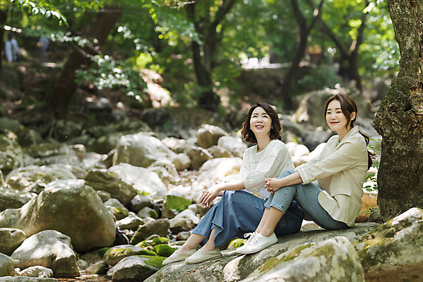포토 JPG 주간 전신 나무 여자 딸 행복 40대 중년 여행 데이트 가족 모녀 엄마 휴가 휴식 산 미소 사람 앉기 20대 청년 야외 두명 옆모습 관광지 계곡 봄 한국인 바위 자녀 숲 즐거움 힐링 효도 경기도 효도관광 양평 여자만 용문산 국내포토 자연요소 식물 계절 감정 뷰포인트 컨셉 관계 모션 한국 표정 동양인 성인 돌_바위 파일형식