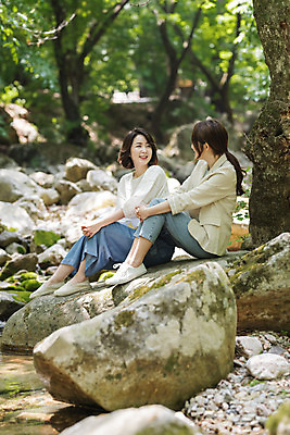 포토 JPG 주간 전신 나무 여자 딸 행복 40대 중년 여행 데이트 가족 모녀 엄마 휴가 휴식 산 미소 사람 앉기 20대 청년 야외 두명 옆모습 관광지 계곡 봄 한국인 바위 자녀 숲 즐거움 힐링 효도 경기도 효도관광 양평 여자만 용문산 국내포토 자연요소 식물 계절 감정 뷰포인트 컨셉 관계 모션 한국 표정 동양인 성인 돌_바위 파일형식