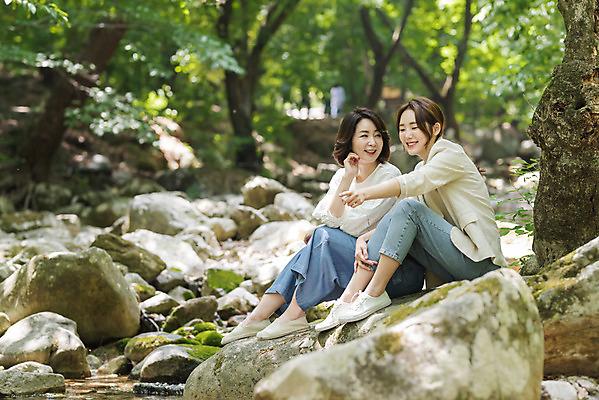 포토 JPG 주간 전신 나무 여자 딸 행복 40대 중년 여행 데이트 가족 모녀 엄마 휴가 휴식 산 미소 사람 앉기 20대 청년 야외 두명 옆모습 관광지 계곡 봄 한국인 바위 자녀 숲 즐거움 힐링 효도 경기도 효도관광 양평 여자만 용문산 국내포토 자연요소 식물 계절 감정 뷰포인트 컨셉 관계 모션 한국 표정 동양인 성인 돌_바위 파일형식