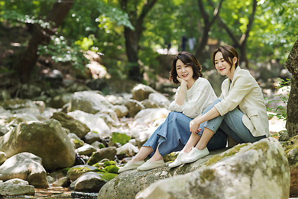 포토 JPG 주간 전신 나무 여자 딸 행복 40대 중년 여행 데이트 가족 모녀 엄마 휴가 휴식 산 미소 사람 앉기 20대 청년 야외 두명 옆모습 관광지 계곡 봄 한국인 바위 자녀 숲 즐거움 힐링 효도 경기도 효도관광 양평 여자만 용문산 국내포토 자연요소 식물 계절 감정 뷰포인트 컨셉 관계 모션 한국 표정 동양인 성인 돌_바위 파일형식