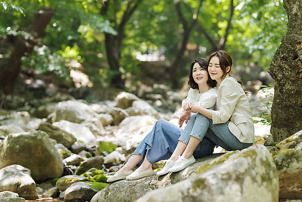 포토 JPG 주간 전신 나무 여자 딸 행복 40대 중년 여행 데이트 가족 모녀 엄마 휴가 휴식 산 미소 사람 앉기 20대 청년 야외 두명 옆모습 관광지 계곡 봄 한국인 바위 자녀 숲 즐거움 힐링 효도 경기도 효도관광 양평 여자만 용문산 국내포토 자연요소 식물 계절 감정 뷰포인트 컨셉 관계 모션 한국 표정 동양인 성인 돌_바위 파일형식