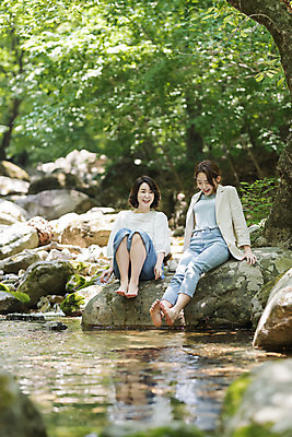 포토 JPG 주간 전신 나무 여자 딸 행복 40대 중년 여행 데이트 가족 물놀이 모녀 엄마 휴가 휴식 산 미소 사람 앉기 20대 청년 야외 두명 앞모습 관광지 계곡 봄 한국인 바위 자녀 숲 즐거움 힐링 효도 경기도 효도관광 발담그기 양평 여자만 용문산 국내포토 자연요소 식물 계절 감정 뷰포인트 컨셉 관계 모션 놀이 한국 표정 동양인 성인 돌_바위 파일형식