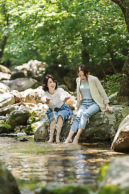 포토 JPG 주간 전신 나무 여자 딸 행복 40대 중년 여행 데이트 가족 물놀이 모녀 엄마 휴가 휴식 산 미소 사람 앉기 20대 청년 야외 두명 앞모습 관광지 계곡 봄 한국인 바위 자녀 숲 즐거움 힐링 효도 경기도 효도관광 발담그기 양평 여자만 용문산 국내포토 자연요소 식물 계절 감정 뷰포인트 컨셉 관계 모션 놀이 한국 표정 동양인 성인 돌_바위 파일형식