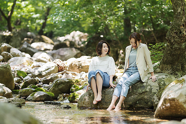 포토 JPG 주간 전신 나무 여자 딸 행복 40대 중년 여행 데이트 가족 물놀이 모녀 엄마 휴가 휴식 산 미소 사람 앉기 20대 청년 야외 두명 앞모습 관광지 계곡 봄 한국인 바위 자녀 숲 즐거움 힐링 효도 경기도 효도관광 발담그기 양평 여자만 용문산 국내포토 자연요소 식물 계절 감정 뷰포인트 컨셉 관계 모션 놀이 한국 표정 동양인 성인 돌_바위 파일형식